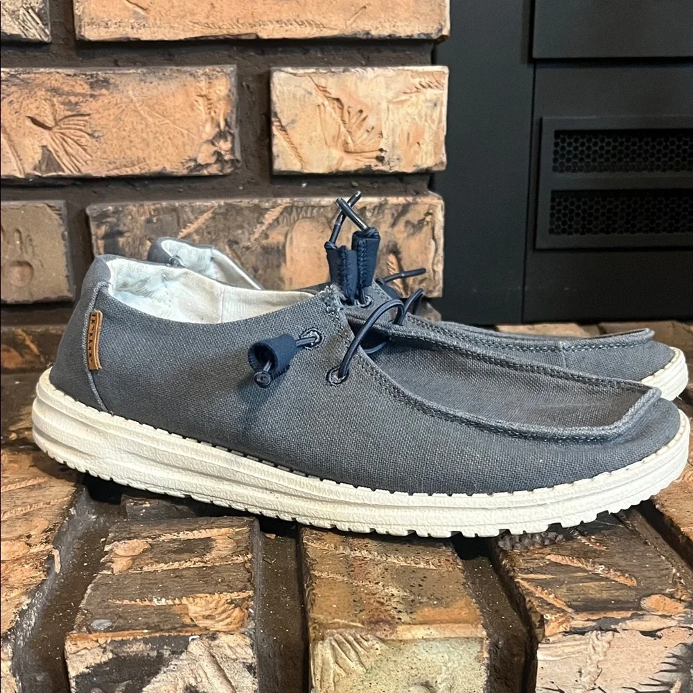 Hey Dude Women’s Wendy Chambray Navy &‎ White Shoes Size 8